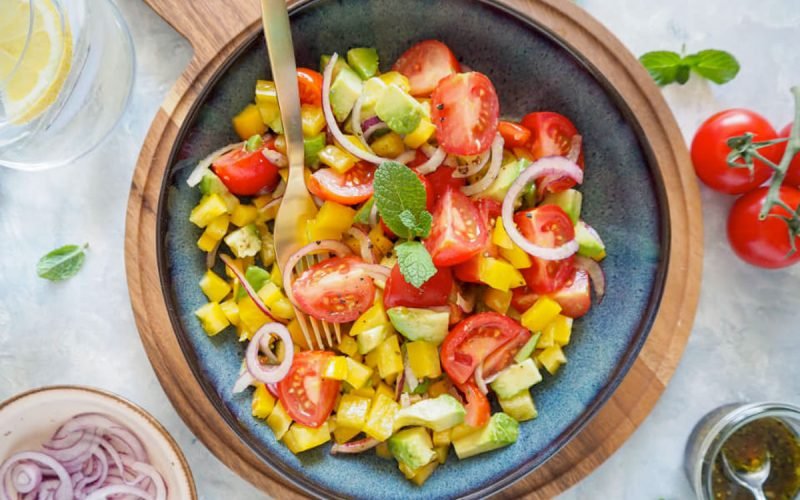 avocado salat mit tomaten ein sommerliches salat rezept mit zahlreichen variationsmoglichkeiten 800x500 1