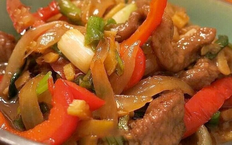 asiatisches rindfleisch mit zwiebeln und paprika 800x500 1