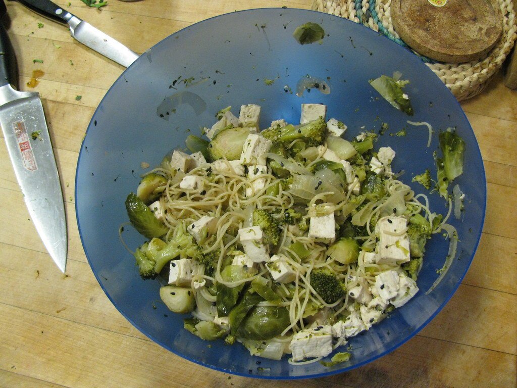 Piatto di bigoli conditi con salsa di cipolle e acciughe