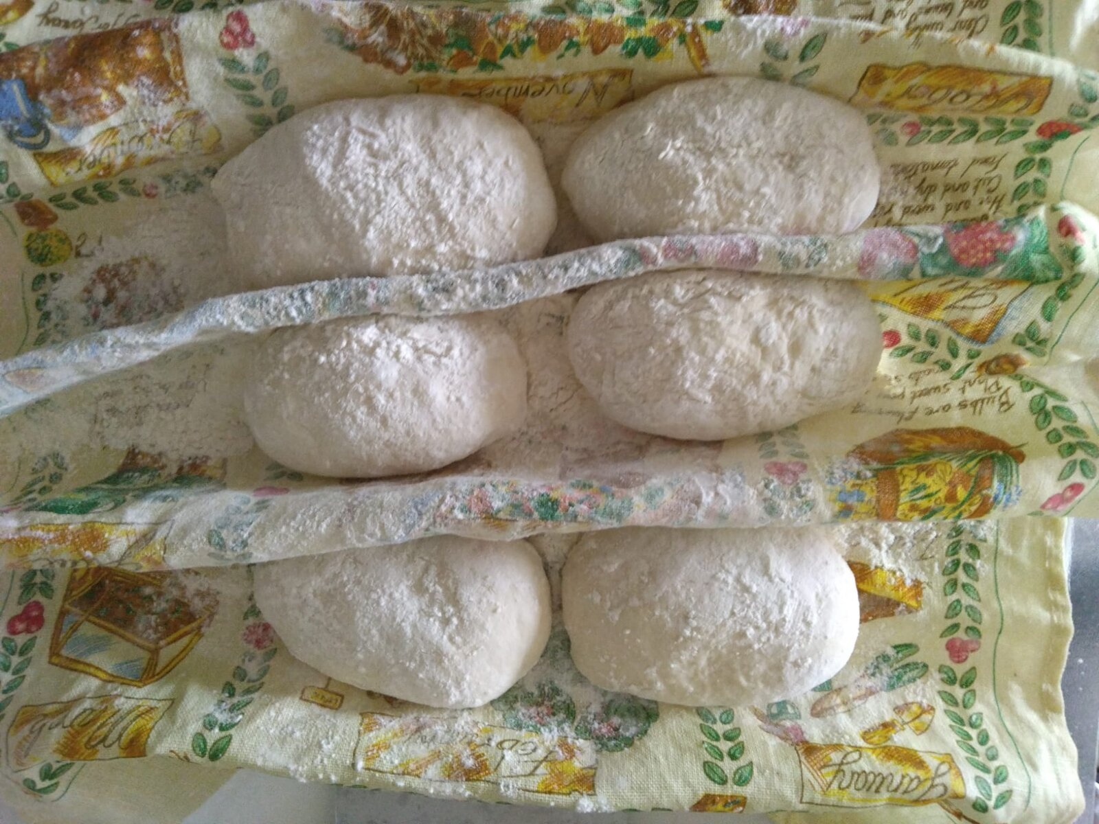 Due ciabatte appena sfornate con crosta dorata su una griglia