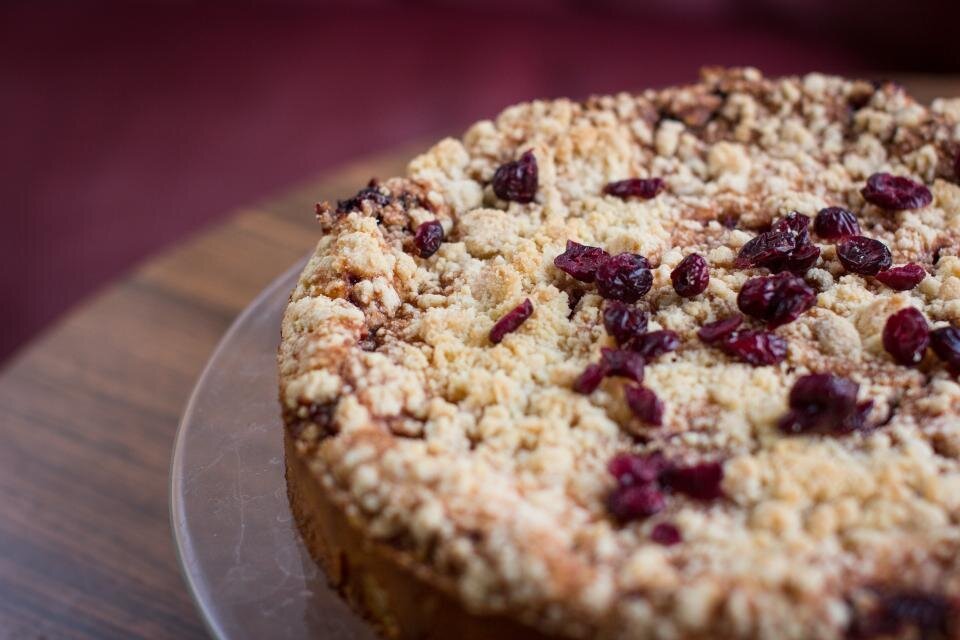Torta sbriciolata di mandorle spezzata a pezzi su un tagliere di legno
