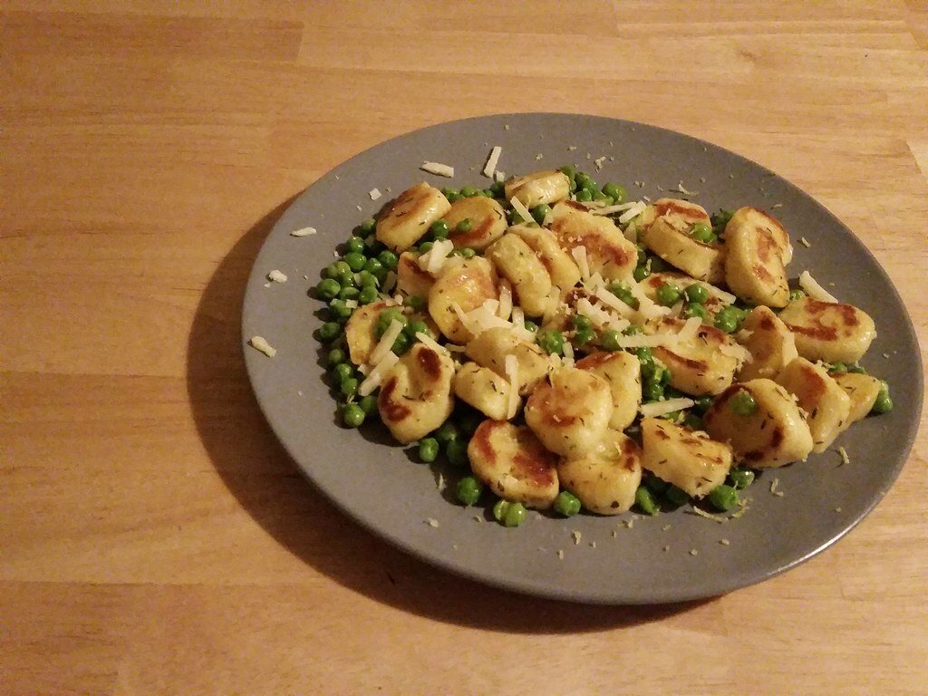 Piatto di gnocchi di zucca conditi con burro e salvia