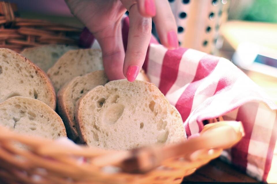 Panini al latte dorati su un canovaccio chiaro