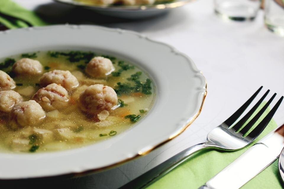 Piatto fondo di pasta e fagioli con olio a crudo e pepe