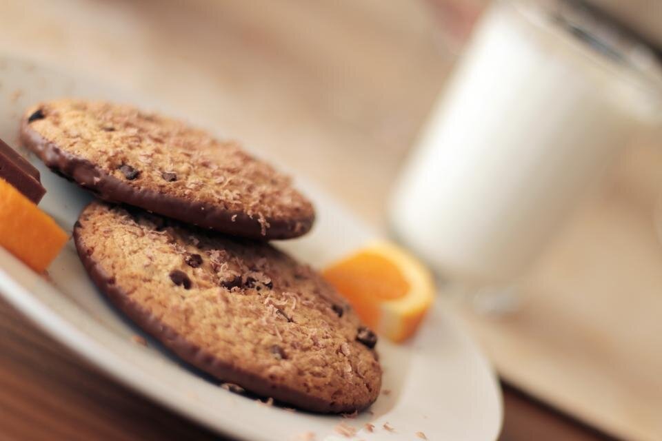 Biscotti gialli a forma di rombo con uvetta e zucchero a velo su un piatto